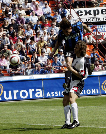 精彩绝伦！官方：奥瓦勒的蝎子摆尾进球获得玛塔奖（官方确认：奥瓦勒蝎子摆尾破门荣获玛塔奖）