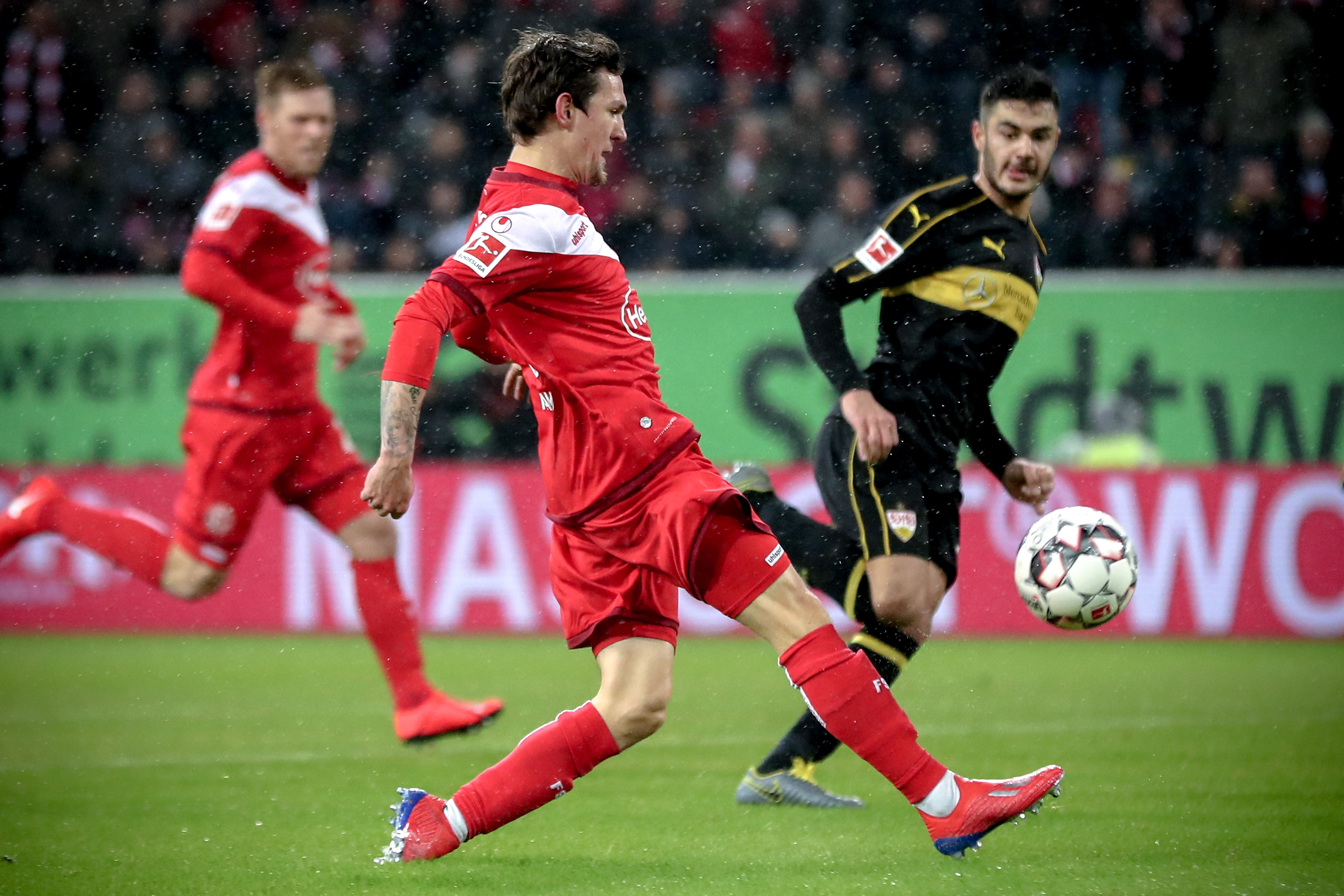 英超焦点战：纽卡斯尔联VS伯恩利——攻防博弈下的胜负天平与比分推演（英超重磅对决：纽卡斯尔联对阵伯恩利——攻守对抗中的胜负倾向与比分预测）